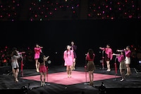 「交差点」を歌唱するアンジュルム。