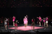 「交差点」を歌唱するアンジュルム。