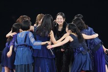 「友よ」の曲中で円陣を組むアンジュルム。