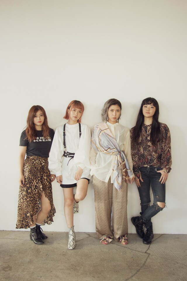 LAZYgunsBRISKY。左から2人目がLucy（Vo）。