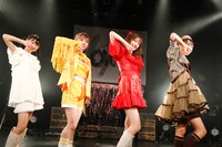 新衣装に身を包んでパフォーマンスするB.O.L.T。（撮影：笹森健一）