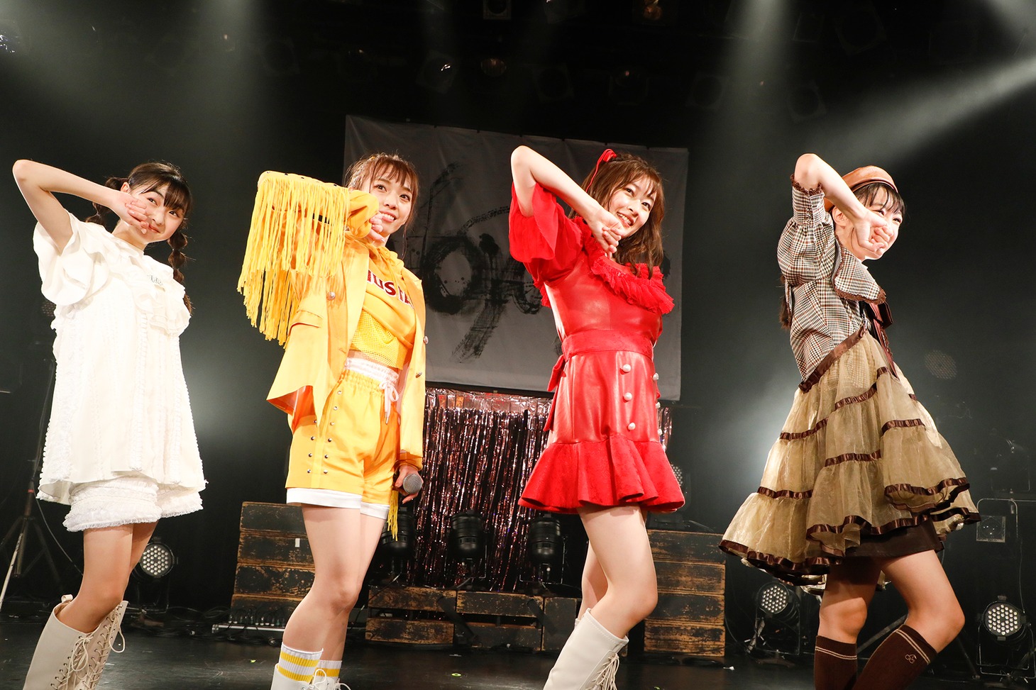 新衣装に身を包んでパフォーマンスするB.O.L.T。（撮影：笹森健一）