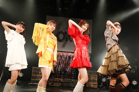 新衣装に身を包んでパフォーマンスするB.O.L.T。(撮影:笹森健一)