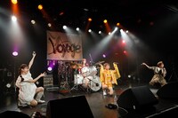 ドラムの演奏を披露する高井千帆（中央）。（撮影：笹森健一）