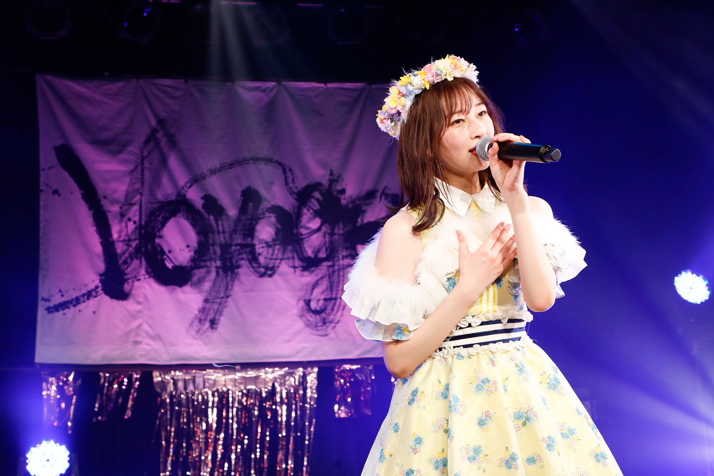 ソロ曲「キミと笑顔」を歌唱する高井千帆。（撮影：笹森健一）