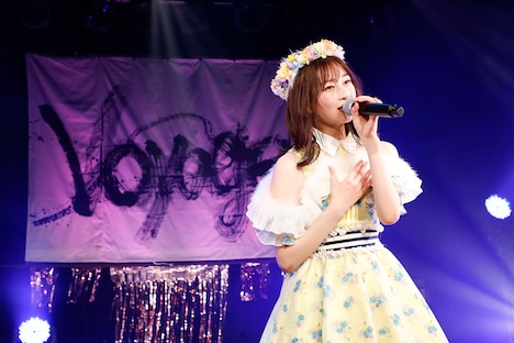 ソロ曲「キミと笑顔」を歌唱する高井千帆。(撮影:笹森健一)