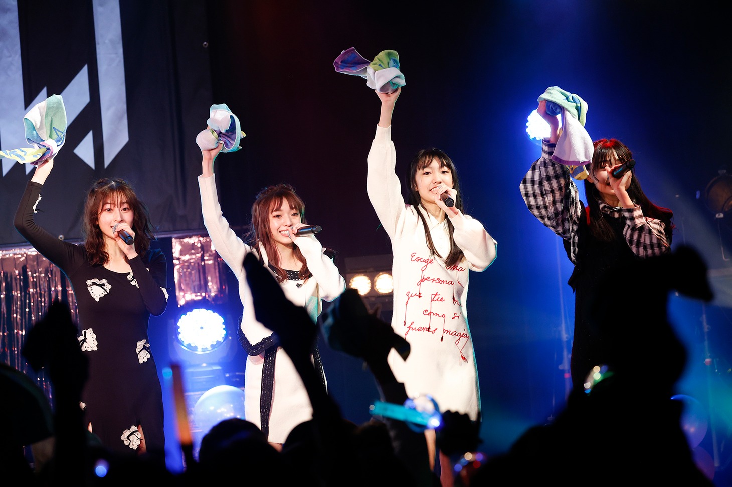 ファンと一緒にタオルを振り回すB.O.L.T。（撮影：笹森健一）