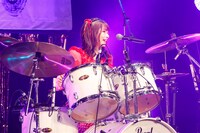 ドラムを演奏する高井千帆。（撮影：笹森健一）