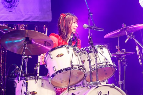 ドラムを演奏する高井千帆。(撮影:笹森健一)