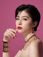 「装苑」1月号より、佐久間由衣。