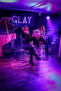 GLAY「PREMIUM ACOUSTIC LIVE Vol.7 LIVE at HOME in HAKODATE AUNDO HALL」の様子。（写真提供：ポニーキャニオン）