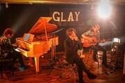 GLAY「PREMIUM ACOUSTIC LIVE Vol.7 LIVE at HOME in HAKODATE AUNDO HALL」の様子。（写真提供：ポニーキャニオン）