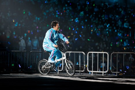 自転車でステージを移動する岡崎体育。