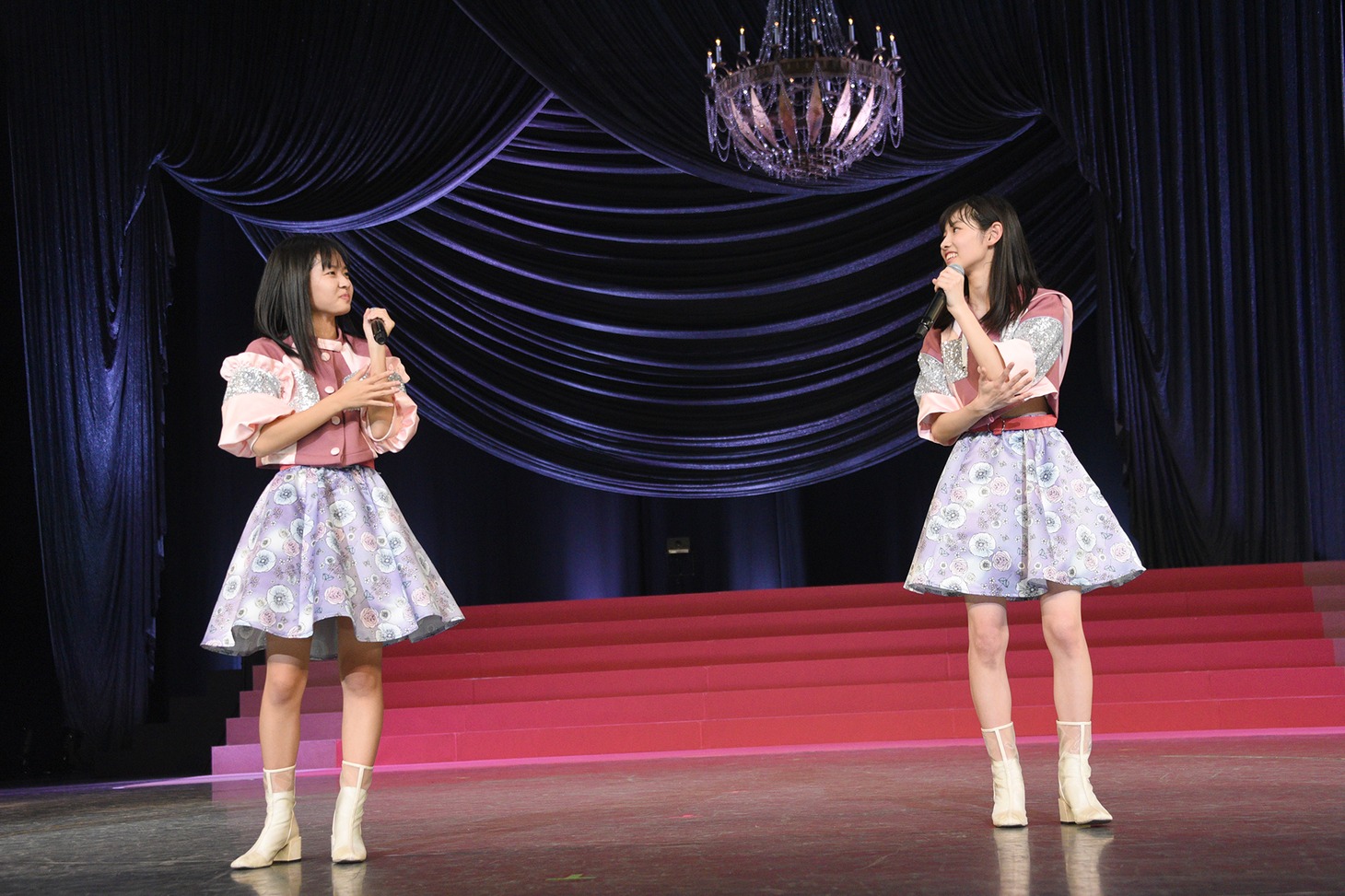 左から結城りな、葵るり。