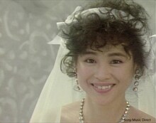 松田聖子「Strawberry Time」MVのワンシーン。