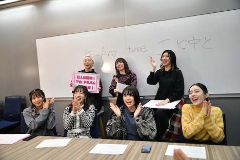 YouTube生配信で7thアルバムについて発表するエビ中。