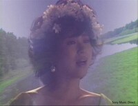 松田聖子「瑠璃色の地球」MVのワンシーン。