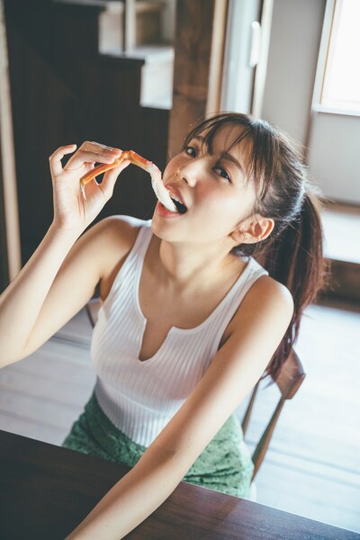 新内眞衣の2nd写真集より。（撮影：東 京祐）