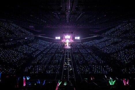 超特急を照らす8号車のペンライト。