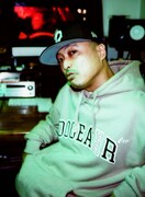 「DOGEAR RECORDS × NEW ERA」を着用したBudaMunk（Photo by ROLLSWYZE）
