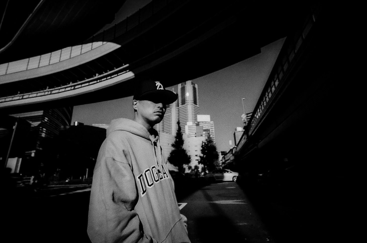 「DOGEAR RECORDS × NEW ERA」を着用したBudaMunk（Photo by ROLLSWYZE）