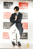 考え込む小林直己。