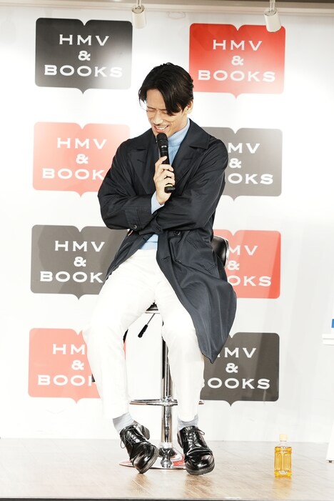 考え込む小林直己。