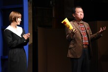 左から杉咲花、メガホンを持った木村ひさし監督。