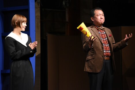 左から杉咲花、メガホンを持った木村ひさし監督。