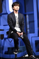 ハイチェアに座る松本潤（嵐）。