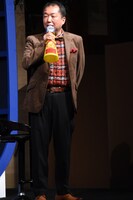 メガホンを持った木村ひさし監督。