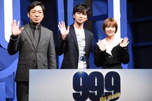 左から香川照之、松本潤（嵐）、杉咲花。
