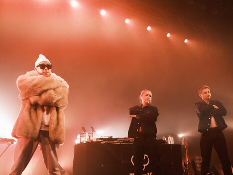 左からYOU THE ROCK★、G.RINA、鎮座DOPENESS。(Photo by Yuji Kaneko)