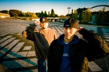 「DOGEAR RECORDS × NEW ERA」を着用したBESとISSUGI。（Photo by ROLLSWYZE）