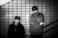 「DOGEAR RECORDS × NEW ERA」を着用したISSUGIとBES。（Photo by ROLLSWYZE）