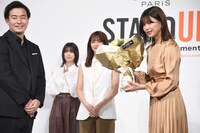 花束を受け取った渡邉理佐。