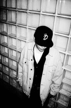 「DOGEAR RECORDS × NEW ERA」を着用した仙人掌（Photo by ROLLSWYZE）