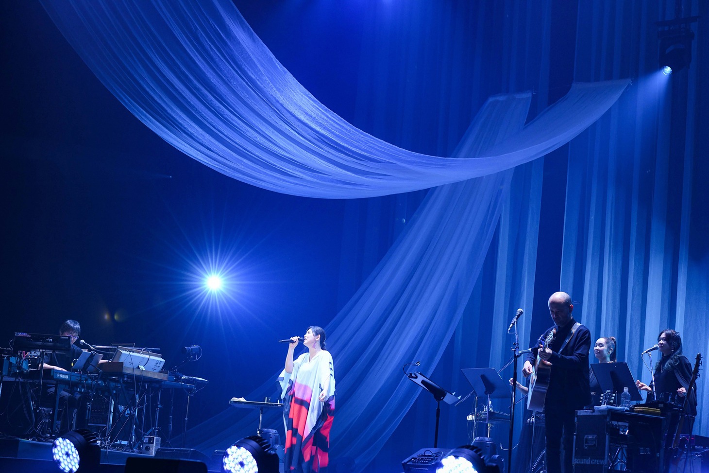 「絢香 15th Anniversary Tour 2021 ～もっといい日に～」東京・国立代々木競技場第一体育館公演の様子。