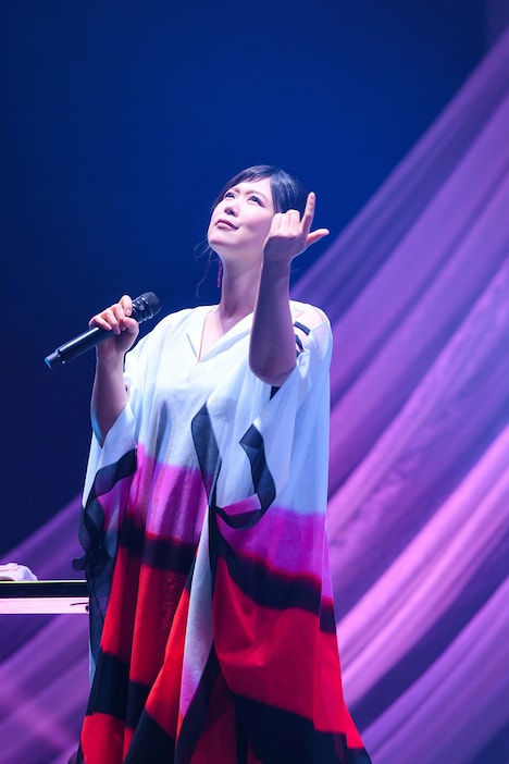 「絢香 15th Anniversary Tour 2021 ～もっといい日に～」東京・国立代々木競技場第一体育館公演の様子。