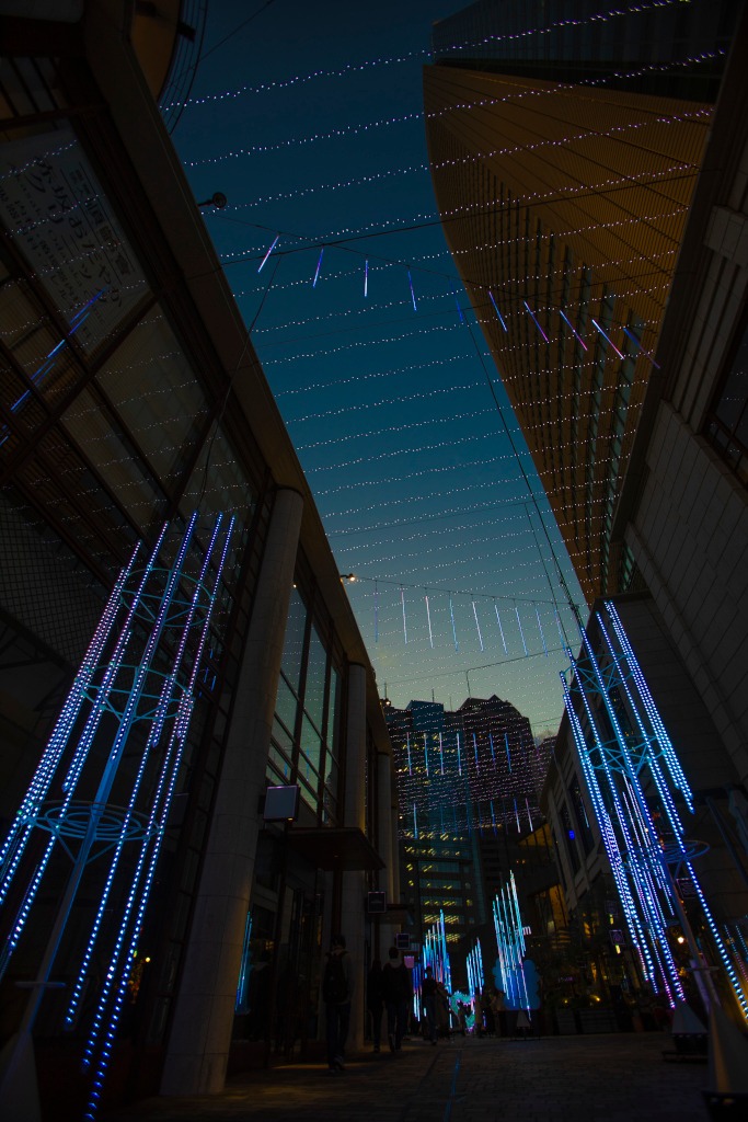 「音×テラス2021-2022」で展開中の「Pale Blue」イルミネーションの様子。