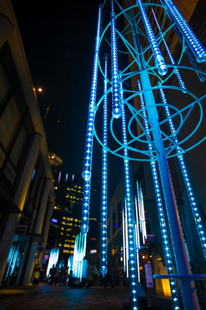 「音×テラス2021-2022」で展開中の「Pale Blue」イルミネーションの様子。