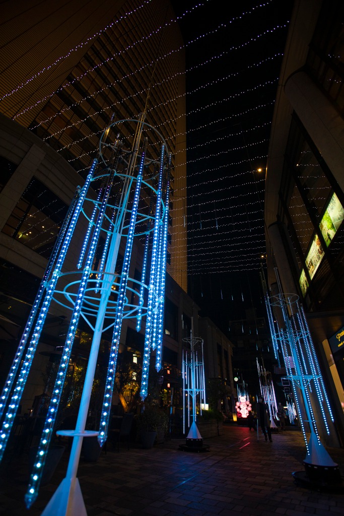 「音×テラス2021-2022」で展開中の「Pale Blue」イルミネーションの様子。