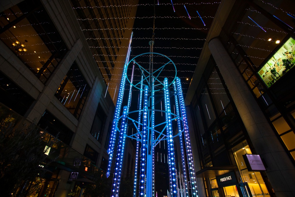 「音×テラス2021-2022」で展開中の「Pale Blue」イルミネーションの様子。