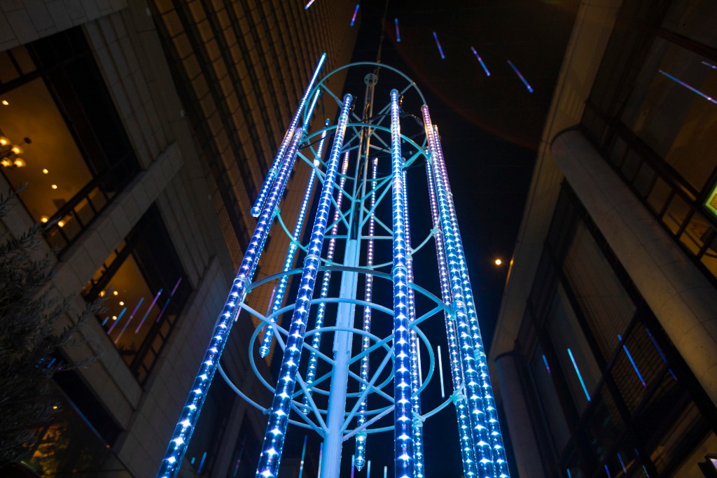 「音×テラス2021-2022」で展開中の「Pale Blue」イルミネーションの様子。