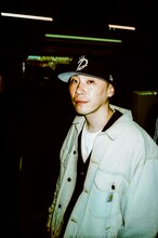 「DOGEAR RECORDS × NEW ERA」を着用した仙人掌（Photo by ROLLSWYZE）