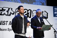 ベストジーニスト賞を受賞した東野幸治（左）。