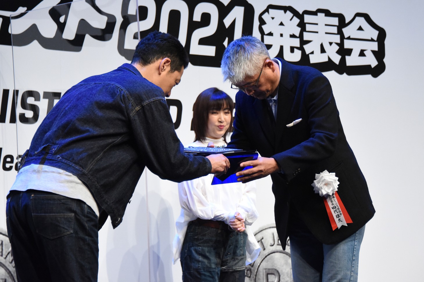 「第38回ベストジーニスト2021」受賞記念の盾を受け取る東野幸治。