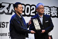 「第38回ベストジーニスト2021」受賞記念の盾を受け取る東野幸治。