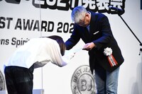 「第38回ベストジーニスト2021」表彰状を受け取る林原めぐみ。