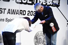 「第38回ベストジーニスト2021」表彰状を受け取る林原めぐみ。